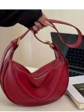 RED FAUX LEATHER BAG.